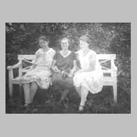 076-0059 Plibischken im Jahre 1927 - Rechts im Bild Frieda Gottaut, Bildmitte Anni Weynell aus Tapiau, die bekannte Rekordschwimmerin.jpg